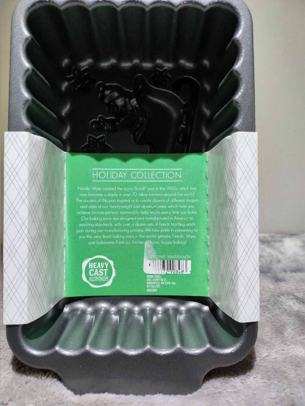 Nordic Ware Santa's Sleigh Loaf Pan - Picture 3 of 5